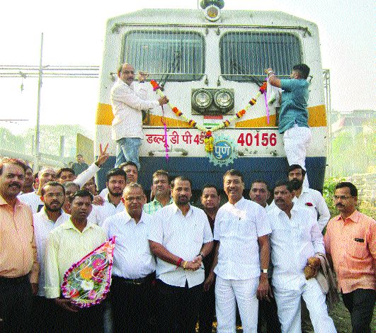 Nanded-Panvel Express to be operated on Karjat, Amravati, Karjatkar | नांदेड-पनवेल एक्स्प्रेसला कर्जतला आॅपरेशनल थांबा, कर्जतकरांनी केले उत्स्फूर्त स्वागत  Nanded-Panvel Express to be operated on Karjat, Amravati, Karjatkar | नांदेड-पनवेल एक्स्प्रेसला कर्जतला आॅपरेशनल थांबा, कर्जतकरांनी केले उत्स्फूर्त स्वागत
