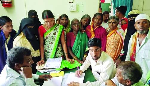 Beneficiaries gathered for ration shop closure ...! | रेशन दुकान बंदसाठी लाभार्थी एकवटले...! Beneficiaries gathered for ration shop closure ...! | रेशन दुकान बंदसाठी लाभार्थी एकवटले...!