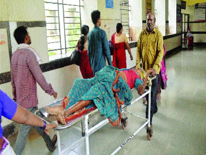 Patients catered to Nanded | नांदेडमध्ये रुग्णांना नातेवाईकांचाच आधार Patients catered to Nanded | नांदेडमध्ये रुग्णांना नातेवाईकांचाच आधार