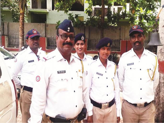 Chain snatcher arrested by chasing in Nanded | गळ्यातील चैन हिसकावून पळणाऱ्या चोरट्यास पाठलाग करून पकडले Chain snatcher arrested by chasing in Nanded | गळ्यातील चैन हिसकावून पळणाऱ्या चोरट्यास पाठलाग करून पकडले