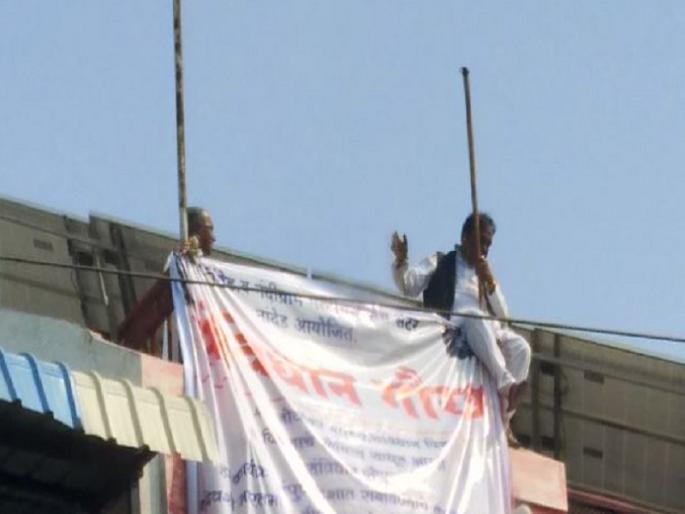 Shole-style movement of the employee due to transfer to the police headquarters | पोलीस मुख्यालयात बदली केल्यामुळे कर्मचा-याचे शोले स्टाईल आंदोलन Shole-style movement of the employee due to transfer to the police headquarters | पोलीस मुख्यालयात बदली केल्यामुळे कर्मचा-याचे शोले स्टाईल आंदोलन