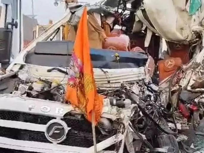 4 devotees going to Prayagraj killed in accident 19 others injured | प्रयागराजला गेलेले ४ भाविक अपघातात ठार ; अन्य १९ जण जखमी 4 devotees going to Prayagraj killed in accident 19 others injured | प्रयागराजला गेलेले ४ भाविक अपघातात ठार ; अन्य १९ जण जखमी