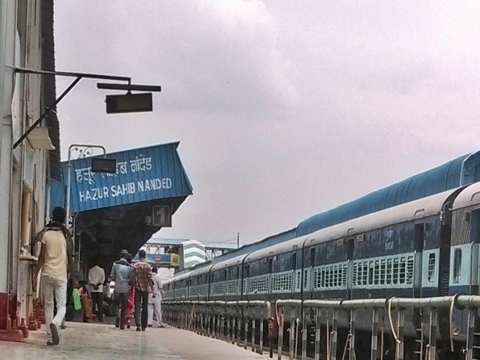 Officers are in waiting for the minister at the railway station due to wrong message | चुकीच्या संदेशामुळे रेल्वे स्थानकावर सहकारमंत्र्यांच्या प्रतीक्षेत अधिकारी ताटकळले Officers are in waiting for the minister at the railway station due to wrong message | चुकीच्या संदेशामुळे रेल्वे स्थानकावर सहकारमंत्र्यांच्या प्रतीक्षेत अधिकारी ताटकळले