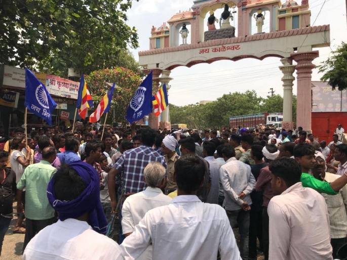 Stop the Nandedat road blockbuster for criticizing Dr. Babasaheb Ambedkar's banner | डॉ.बाबासाहेब आंबेडकर यांच्या बॅनरची विटंबना केल्याचा निषेधार्थ नांदेडात रास्ता रोको