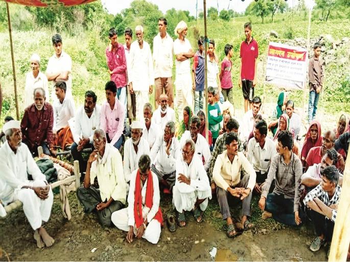 The entire village of Nanded sat for fasting for the road | रस्त्यासाठी नांदेडमधील अख्खे गावच बसले उपोषणाला The entire village of Nanded sat for fasting for the road | रस्त्यासाठी नांदेडमधील अख्खे गावच बसले उपोषणाला