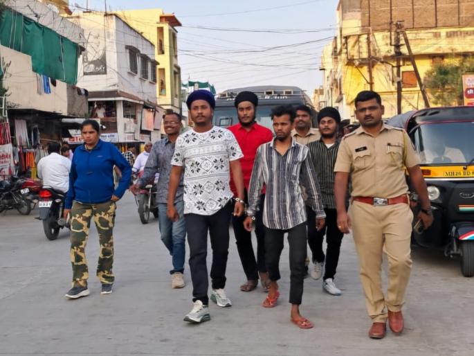 Two days ago, where the sword was swung, today, the inn criminals were disgrace by the Nanded Rural Police | दोन दिवसांपूर्वी जिथे तलवार मिरवली; आज तिथेच सराईत गुन्हेगारांची पोलिसांनी धिंड काढली Two days ago, where the sword was swung, today, the inn criminals were disgrace by the Nanded Rural Police | दोन दिवसांपूर्वी जिथे तलवार मिरवली; आज तिथेच सराईत गुन्हेगारांची पोलिसांनी धिंड काढली