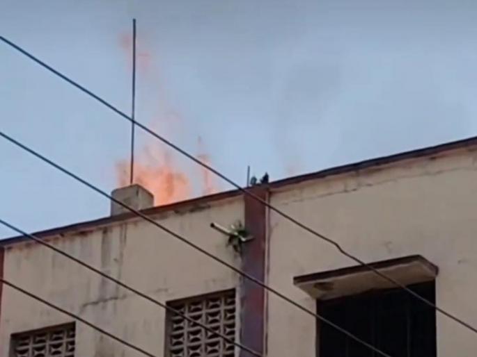 Firecrackers burst during school's silver jubilee program; waste furniture on the roof catches fire | शाळेच्या रौप्य महोत्सवी कार्यक्रमात फटाके फोडले; छतावरील टाकाऊ फर्निचरला लागली आग Firecrackers burst during school's silver jubilee program; waste furniture on the roof catches fire | शाळेच्या रौप्य महोत्सवी कार्यक्रमात फटाके फोडले; छतावरील टाकाऊ फर्निचरला लागली आग