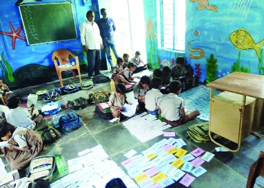 Techniques of teachers, faculty changed hands | शिक्षक, मुख्याध्यापकांच्या प्रयोगशीलतेने रुपडे पालटले Techniques of teachers, faculty changed hands | शिक्षक, मुख्याध्यापकांच्या प्रयोगशीलतेने रुपडे पालटले