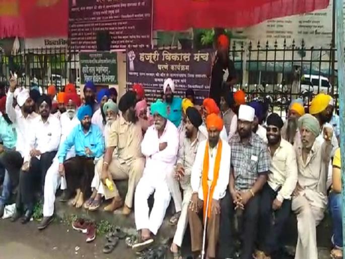 Black day from Sikh community in Nanded in protest against the increase in the number of members appointed on the Gurdwara Board | गुरूद्वारा बोर्डावरील शासन नियुक्त सदस्यांच्या संख्येत वाढ केल्याच्या निषेधार्त नांदेडमध्ये शीख समाजाकडून काळा दिवस Black day from Sikh community in Nanded in protest against the increase in the number of members appointed on the Gurdwara Board | गुरूद्वारा बोर्डावरील शासन नियुक्त सदस्यांच्या संख्येत वाढ केल्याच्या निषेधार्त नांदेडमध्ये शीख समाजाकडून काळा दिवस