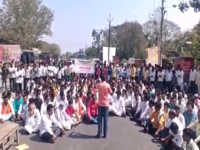 Severely punish the perpetrator; Sonarkhed Villagers' Rastroko | अत्याचार करणाऱ्या आरोपीस कठोर शिक्षा द्या; सोनखेड ग्रामस्थांचा रास्तारोको Severely punish the perpetrator; Sonarkhed Villagers' Rastroko | अत्याचार करणाऱ्या आरोपीस कठोर शिक्षा द्या; सोनखेड ग्रामस्थांचा रास्तारोको