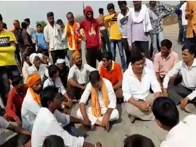 Stone pelting at Usman Nagar in Nanded district, Rasta Roko for quick police action | नांदेड जिल्ह्यातील उस्मान नगरमध्ये दगडफेक, रास्ता रोको; समाजकंटकांच्या अटकेची मागणी Stone pelting at Usman Nagar in Nanded district, Rasta Roko for quick police action | नांदेड जिल्ह्यातील उस्मान नगरमध्ये दगडफेक, रास्ता रोको; समाजकंटकांच्या अटकेची मागणी