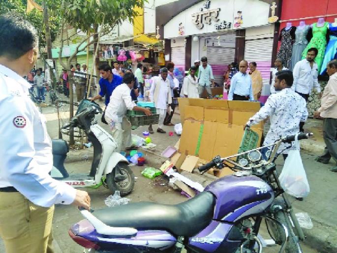 A traffic branch of Nanded landed on the road | नांदेडात वाहतूक शाखाच उतरली रस्त्यावर A traffic branch of Nanded landed on the road | नांदेडात वाहतूक शाखाच उतरली रस्त्यावर