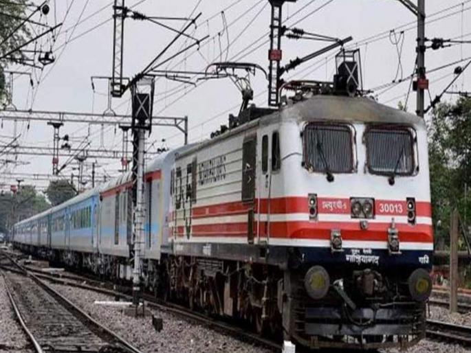 Water vendor murdered in Intercity Express Railway passengers in panic | इंटरसिटी एक्स्प्रेसमध्ये पाणी विक्रेत्या तरुणाचा खून; रेल्वे प्रवाशांत घबराट, सुरक्षा यंत्रणा वाऱ्यावर