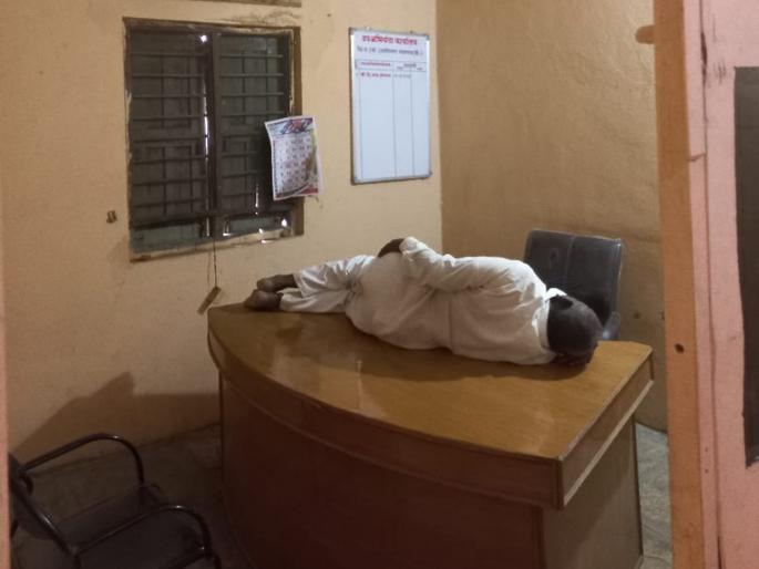 Nanded: Employees slept on the boss's table, Naigaon ZP Construction Department incident | Nanded: आधी आराम, मग काम; नायगावात कर्मचारी झोपले चक्क साहेबांच्या टेबलवर! Nanded: Employees slept on the boss's table, Naigaon ZP Construction Department incident | Nanded: आधी आराम, मग काम; नायगावात कर्मचारी झोपले चक्क साहेबांच्या टेबलवर!