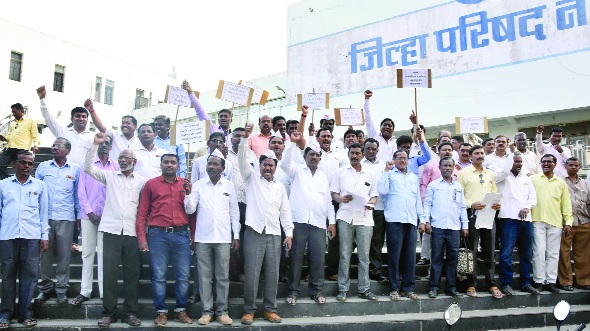 Primary teachers' demonstrations | प्राथमिक शिक्षकांची निदर्शने Primary teachers' demonstrations | प्राथमिक शिक्षकांची निदर्शने