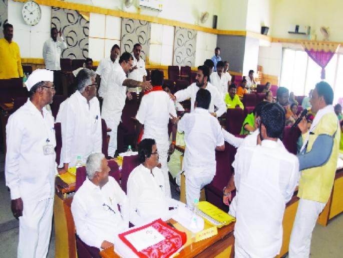 Nanded Zilla Parishad's support for the misuse of the Zilla Parishad | नांदेड जिल्हा परिषदेतील गैरकारभाराला अधिकाऱ्यांचेच पाठबळ Nanded Zilla Parishad's support for the misuse of the Zilla Parishad | नांदेड जिल्हा परिषदेतील गैरकारभाराला अधिकाऱ्यांचेच पाठबळ