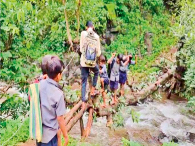 The problem of villagers and school students crossing the river on branches at the risk of their lives in Nandurbar as there is no bridge over the river | साहेब तुम्हीच सांगा, कसं जगायचं... कसं शिकायचं ! प्रशासन चेष्टा करून निघून गेले The problem of villagers and school students crossing the river on branches at the risk of their lives in Nandurbar as there is no bridge over the river | साहेब तुम्हीच सांगा, कसं जगायचं... कसं शिकायचं ! प्रशासन चेष्टा करून निघून गेले