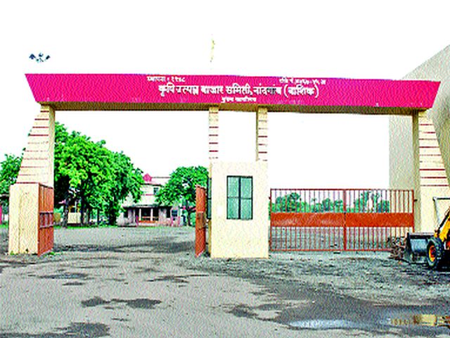 Farmers suffer because of the market committee's promise | बाजार समितीच्या वादामुळे शेतकरी त्रस्त Farmers suffer because of the market committee's promise | बाजार समितीच्या वादामुळे शेतकरी त्रस्त