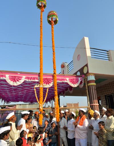 Solapur Siddheshwar Yatra; Increase in split families in city, to celebrate Nandindhu soon! | सोलापूर सिध्देश्वर यात्रा ; शहरात विभाजित कुटुंबं वाढल्यानं नंदीध्वजाची पूजा यंदा लवकरच ! Solapur Siddheshwar Yatra; Increase in split families in city, to celebrate Nandindhu soon! | सोलापूर सिध्देश्वर यात्रा ; शहरात विभाजित कुटुंबं वाढल्यानं नंदीध्वजाची पूजा यंदा लवकरच !