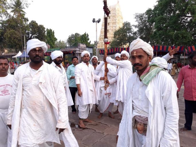 Shrishailam rathotsav on the front of the flag of Solapur | श्रीशैलमच्या रथोत्सवात सोलापूरचा नंदीध्वज अग्रस्थानी Shrishailam rathotsav on the front of the flag of Solapur | श्रीशैलमच्या रथोत्सवात सोलापूरचा नंदीध्वज अग्रस्थानी