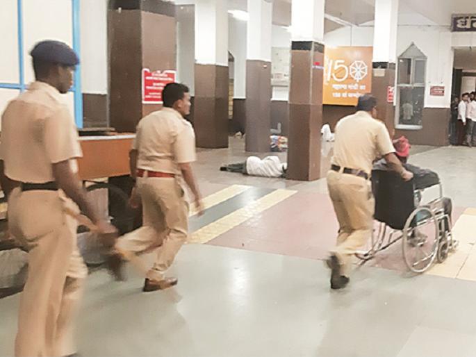 Shocking ! passenger thrown out of the train due to dispute over seating in door | धक्कादायक ! दारात बसण्याच्या वादातून प्रवाशाला लाथ मारून रेल्वेतून पाडले Shocking ! passenger thrown out of the train due to dispute over seating in door | धक्कादायक ! दारात बसण्याच्या वादातून प्रवाशाला लाथ मारून रेल्वेतून पाडले