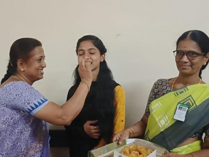daily wagers daughter nandini becomes tamilnadu board 12th topper with 600 out of 600- marks | पैकीच्या पैकी! मजुराच्या मुलीने 12वीत मिळवले 600 पैकी 600 गुण; दररोज करायची 8 तास अभ्यास daily wagers daughter nandini becomes tamilnadu board 12th topper with 600 out of 600- marks | पैकीच्या पैकी! मजुराच्या मुलीने 12वीत मिळवले 600 पैकी 600 गुण; दररोज करायची 8 तास अभ्यास