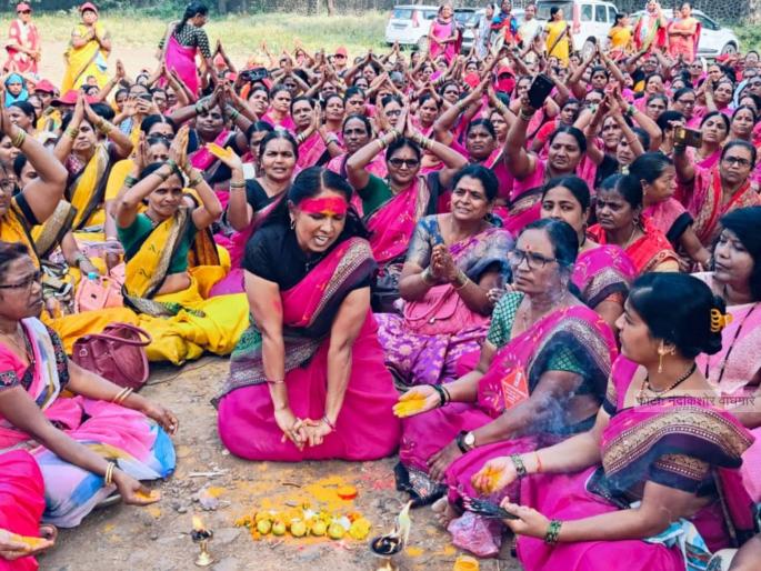 Devi's confusion and unique movement of Anganwadi sevaks to the government | देवीचा गोंधळ अन् शासनाला साकडे अंगणवाडी सेविकांचे अनोखे आंदोलन Devi's confusion and unique movement of Anganwadi sevaks to the government | देवीचा गोंधळ अन् शासनाला साकडे अंगणवाडी सेविकांचे अनोखे आंदोलन
