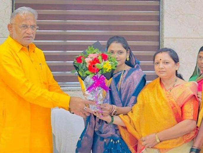Nandurbar panchayat Samiti Election of Deepmala Bhil of Shiv Sena as Chairperson | नंदुरबार पं. स. सभापतिपदी शिंदे गटाच्या दीपमाला भील यांची निवड Nandurbar panchayat Samiti Election of Deepmala Bhil of Shiv Sena as Chairperson | नंदुरबार पं. स. सभापतिपदी शिंदे गटाच्या दीपमाला भील यांची निवड
