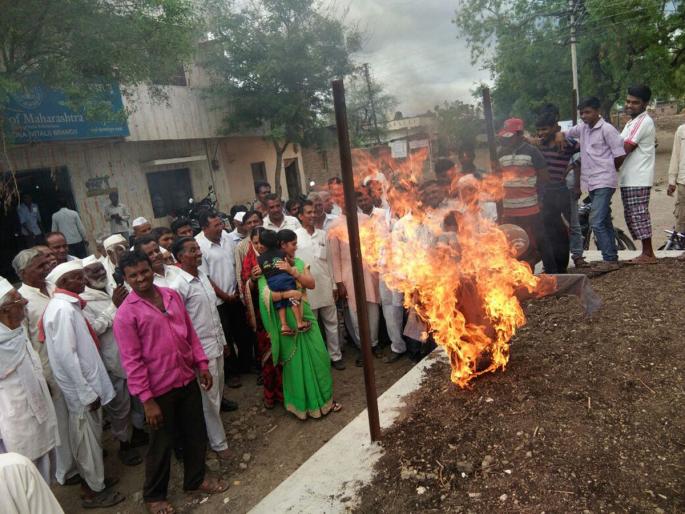 Demand for sex to a farmer's wife; bank's officer symbolic statue burn | शेतकऱ्याच्या पत्नीकडे शरीरसुखाची मागणी ; बँक व्यवस्थापकाच्या प्रतिकात्मक पुतळ्याचे दहन