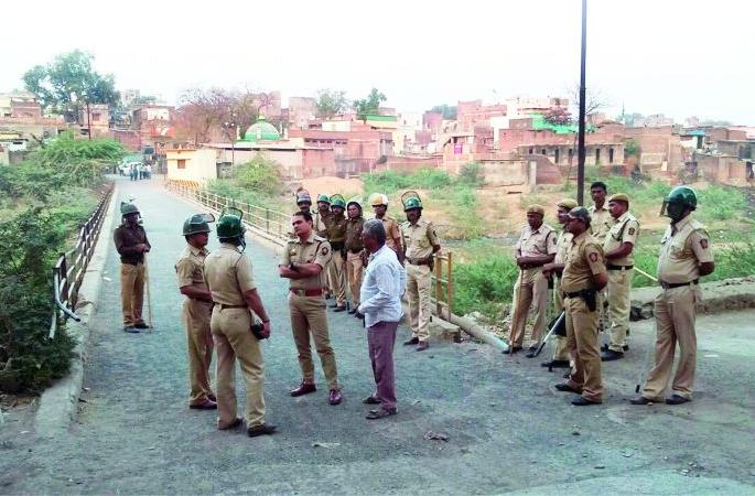 Two group clash; Blubber due to illegal sand quarrying! | तरुणीला हटकल्याने दोन गटात हाणामारी; अवैध रेती उत्खननामुळे पेटला वाद! Two group clash; Blubber due to illegal sand quarrying! | तरुणीला हटकल्याने दोन गटात हाणामारी; अवैध रेती उत्खननामुळे पेटला वाद!