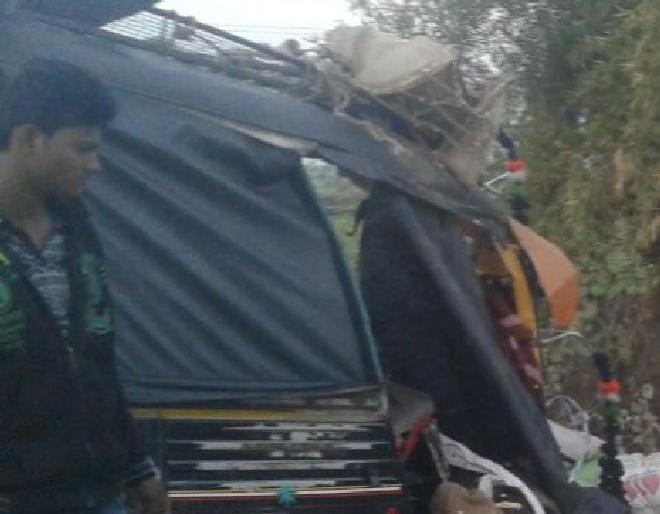 Tempo and Ape rickshaw in Nandurbar Shahada road, 5 people killed on the spot | नंदुरबार शहादा रस्त्यावर टेम्पो व अॅपे रिक्षाचा भीषण अपघात, पाच जण जागीच ठार Tempo and Ape rickshaw in Nandurbar Shahada road, 5 people killed on the spot | नंदुरबार शहादा रस्त्यावर टेम्पो व अॅपे रिक्षाचा भीषण अपघात, पाच जण जागीच ठार