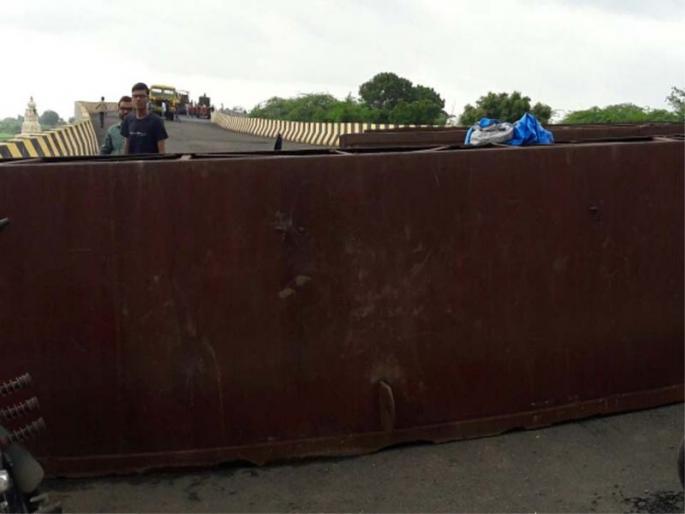 After 10 years, the construction department stopped traffic after the bridge was not inaugurated on the new bridge. | 10 वर्षानंतर पुलाचे काम, नवीन पुलावर वाहनधारकांची सेल्फी मात्र उद्घाटन न झाल्याने बांधकाम विभागाने केली रहदारी बंद After 10 years, the construction department stopped traffic after the bridge was not inaugurated on the new bridge. | 10 वर्षानंतर पुलाचे काम, नवीन पुलावर वाहनधारकांची सेल्फी मात्र उद्घाटन न झाल्याने बांधकाम विभागाने केली रहदारी बंद