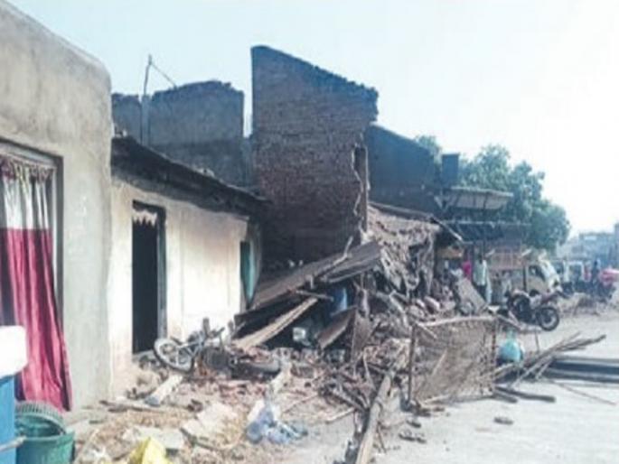 Horrific accident A speeding container crashed directly into houses one killed one injured | भीषण अपघात! भरधाव कंटेनर थेट घरांमध्ये घुसला; एक ठार, एक जखमी Horrific accident A speeding container crashed directly into houses one killed one injured | भीषण अपघात! भरधाव कंटेनर थेट घरांमध्ये घुसला; एक ठार, एक जखमी