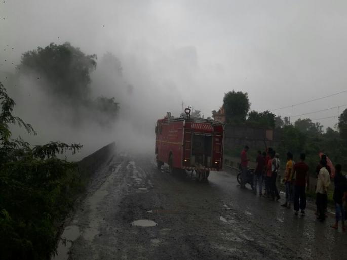 Gas tanker links in Nandurbar, fear of citizens in the atmosphere | नंदुरबारमध्ये गॅस टँकर लिक, नागरिकांमध्ये भीतीचं वातावरण Gas tanker links in Nandurbar, fear of citizens in the atmosphere | नंदुरबारमध्ये गॅस टँकर लिक, नागरिकांमध्ये भीतीचं वातावरण