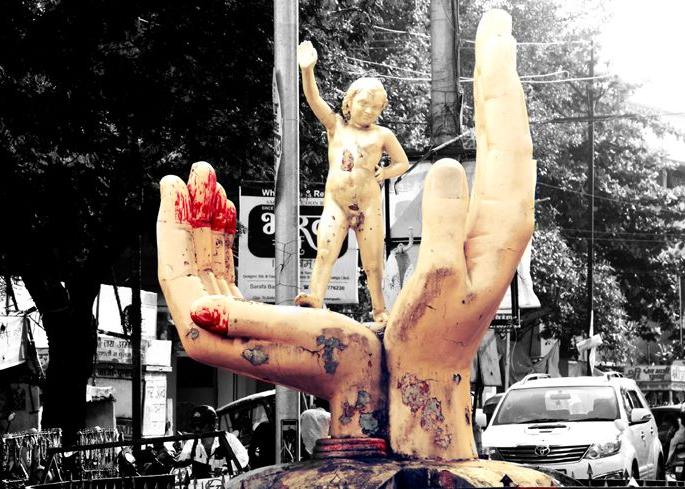 Photo on social media of the statue of Nanga Putla created sen-session | नंगा पुतळ्याच्या सोशल मीडियावरील फोटोने खळबळ Photo on social media of the statue of Nanga Putla created sen-session | नंगा पुतळ्याच्या सोशल मीडियावरील फोटोने खळबळ