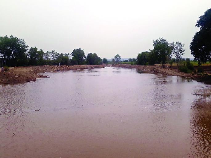 The water from the upstream Penganga came to the river Pardi | पार्डीच्या नदीला आले उर्ध्व पैनगंगेचे पाणी The water from the upstream Penganga came to the river Pardi | पार्डीच्या नदीला आले उर्ध्व पैनगंगेचे पाणी