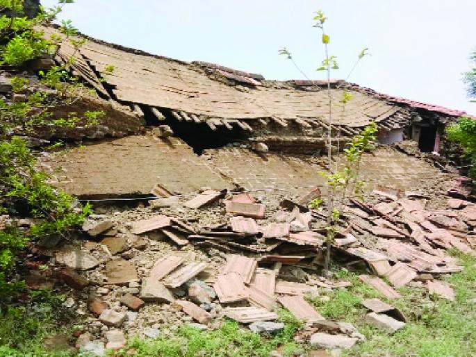 Sleeping family at Dhanora escaped from the house | धानोरा येथे ओसरीत झोपलेले कुटुंब बालंबाल बचावले