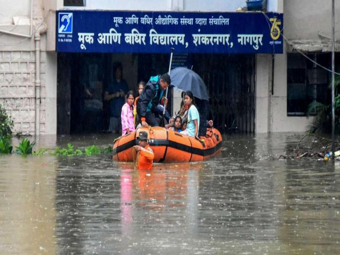 Two helicopters Indian Army team ready in Gadchiroli and Nagpur in view of heavy rains | गडचिरोली व नागपूर येथे दोन हेलीकॉप्टर, भारतीय सैन्य दलाची चमू सज्ज; विभागीय आयुक्तांनी घेतला आढावा Two helicopters Indian Army team ready in Gadchiroli and Nagpur in view of heavy rains | गडचिरोली व नागपूर येथे दोन हेलीकॉप्टर, भारतीय सैन्य दलाची चमू सज्ज; विभागीय आयुक्तांनी घेतला आढावा
