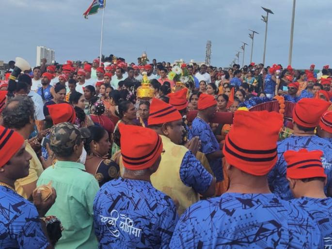 Coconut full moon is celebrated in various Koliwadas in Mumbai | मुंबईतील विविध कोळीवाड्यात नारळी पौर्णिमा उत्साहात साजरी Coconut full moon is celebrated in various Koliwadas in Mumbai | मुंबईतील विविध कोळीवाड्यात नारळी पौर्णिमा उत्साहात साजरी