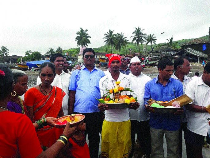 'Protect my lord in the deep sea'; | ‘माझ्या धन्याचे खोल समुद्रात संरक्षण कर’, कोळी महिलांची दर्यासागराला नारळ अर्पण करून आळवणी 'Protect my lord in the deep sea'; | ‘माझ्या धन्याचे खोल समुद्रात संरक्षण कर’, कोळी महिलांची दर्यासागराला नारळ अर्पण करून आळवणी
