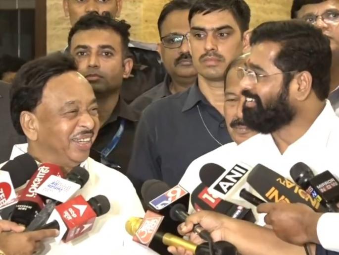 bjp union minister narayan rane reaction in front of cm eknath shinde over congress leader could be left the party | Maharashtra Political Crisis: “शिल्लक राहिलेली काँग्रेस आम्ही वाटून घेऊ”; एकनाथ शिंदेंसमोर नारायण राणेंचे सूचक विधान bjp union minister narayan rane reaction in front of cm eknath shinde over congress leader could be left the party | Maharashtra Political Crisis: “शिल्लक राहिलेली काँग्रेस आम्ही वाटून घेऊ”; एकनाथ शिंदेंसमोर नारायण राणेंचे सूचक विधान