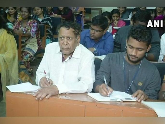 former mp two time mla 80 year old narayan sahu turns student give exam of phd | खासदाराने धरली शिक्षणाची कास अन् दिली ऐंशीव्या वर्षी 'पीएचडी'ची परीक्षा former mp two time mla 80 year old narayan sahu turns student give exam of phd | खासदाराने धरली शिक्षणाची कास अन् दिली ऐंशीव्या वर्षी 'पीएचडी'ची परीक्षा