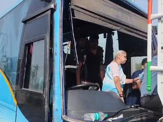 Shivshahi bus collided with the bifurcation while trying to save the bike rider; Accident on Narayangaon Bypass | दुचाकीस्वाराला वाचविण्याच्या नादात शिवशाही बसची दुभाजकला धडक; नारायणगाव बाह्यवळण मार्गावरील अपघात