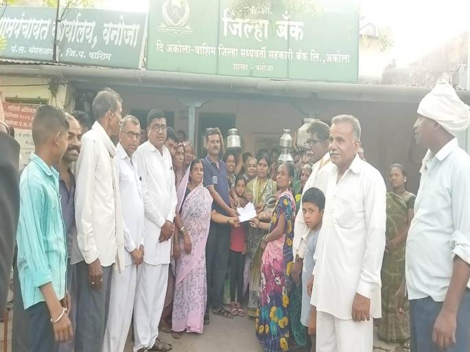 in washim problem of water scarcity is getting worse day by day | पाणीटंचाईची दाहकता; ३७ गावांसाठी विहीर अधिग्रहण, ग्रामस्थांची पाण्यासाठी वणवण in washim problem of water scarcity is getting worse day by day | पाणीटंचाईची दाहकता; ३७ गावांसाठी विहीर अधिग्रहण, ग्रामस्थांची पाण्यासाठी वणवण