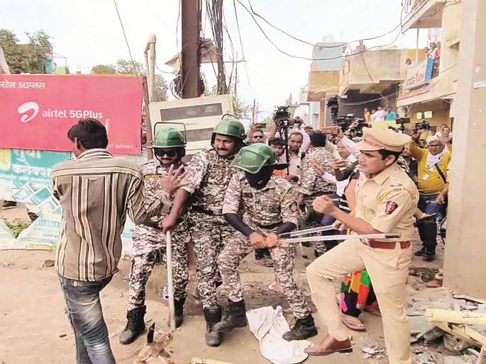 Tension during protest for road widening in Naregaon; Police resort to lathicharge | नारेगावात रस्ता रुंदीकरणासाठी पाडापाडी करताना तणाव; पोलिसांचा लाठीमार Tension during protest for road widening in Naregaon; Police resort to lathicharge | नारेगावात रस्ता रुंदीकरणासाठी पाडापाडी करताना तणाव; पोलिसांचा लाठीमार