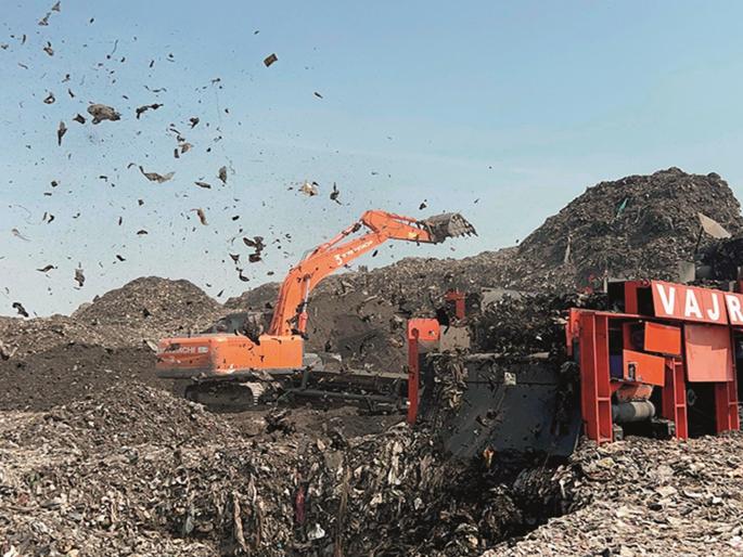 At Naregaon in Chhatrapati Sambhajinagar, the processing of 10 lakh metric tonnes of waste, lying for 40 years, is underway | नारेगाव येथील ४० वर्षांपासून पडून ३ लाख मेट्रिक टन कचऱ्यावर प्रक्रिया, आणखी ७ मे. टन बाकी At Naregaon in Chhatrapati Sambhajinagar, the processing of 10 lakh metric tonnes of waste, lying for 40 years, is underway | नारेगाव येथील ४० वर्षांपासून पडून ३ लाख मेट्रिक टन कचऱ्यावर प्रक्रिया, आणखी ७ मे. टन बाकी