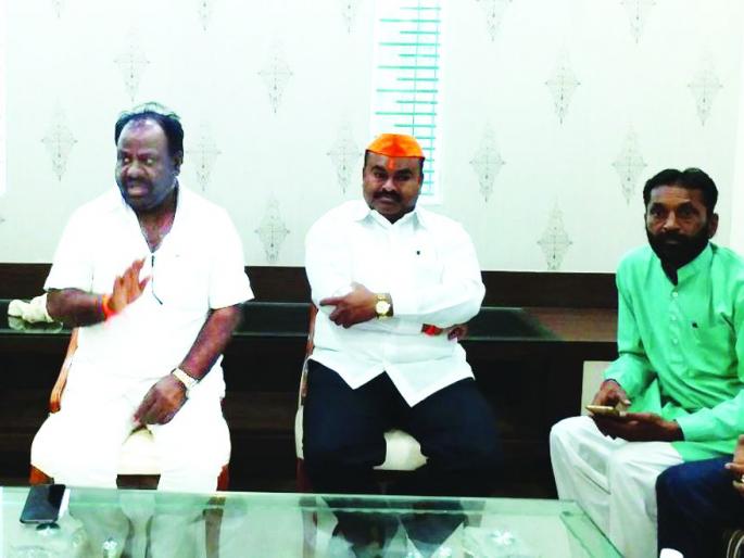 Congress has become disillusioned with Chikhliit Congress - Narendra Khedekar | चिखलीत काँग्रेस व्यक्तिकेंद्रित झाल्याने भ्रमनिरास झाला - नरेंद्र खेडेकर