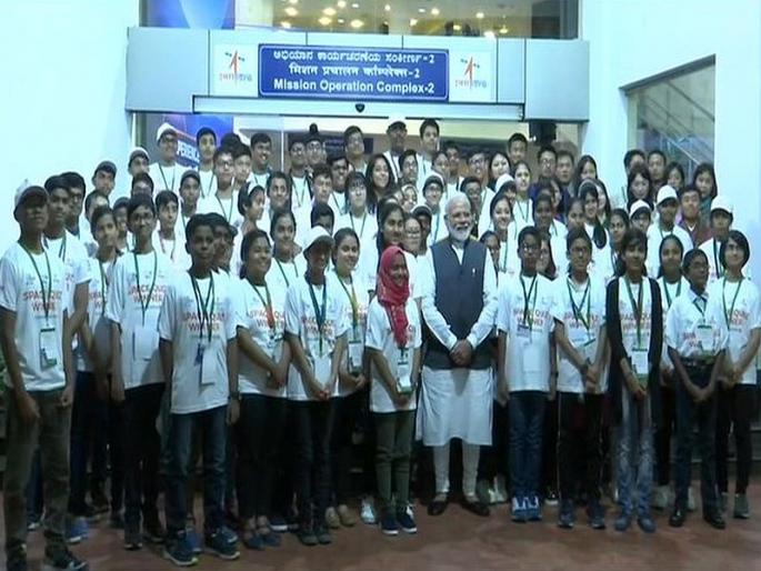 Chandrayaan-2 when a student asked for tips to become president | Chandrayaan-2 : राष्ट्रपती कसं व्हायचं?; विद्यार्थ्याच्या प्रश्नावर मोदी म्हणतात... Chandrayaan-2 when a student asked for tips to become president | Chandrayaan-2 : राष्ट्रपती कसं व्हायचं?; विद्यार्थ्याच्या प्रश्नावर मोदी म्हणतात...