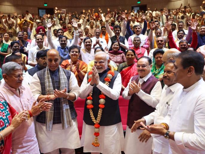 Why stop those who are digging their own graves Prime Minister Narendra Modi hits out at the opposition | जे स्वतःची कबर खोदताहेत, त्यांना का थांबवायचे? पंतप्रधान नरेंद्र मोदींचा विरोधकांवर घणाघात Why stop those who are digging their own graves Prime Minister Narendra Modi hits out at the opposition | जे स्वतःची कबर खोदताहेत, त्यांना का थांबवायचे? पंतप्रधान नरेंद्र मोदींचा विरोधकांवर घणाघात