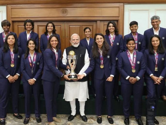 PM Modi did not touch this World Cup trophy either while women team meet; It won hearts, know the reason behind not touching it | PM मोदींनी याही वर्ल्ड कप ट्रॉफीला स्पर्श केला नाही; जिंकली मने, जाणून घ्या स्पर्श न करण्यामागचे कारण